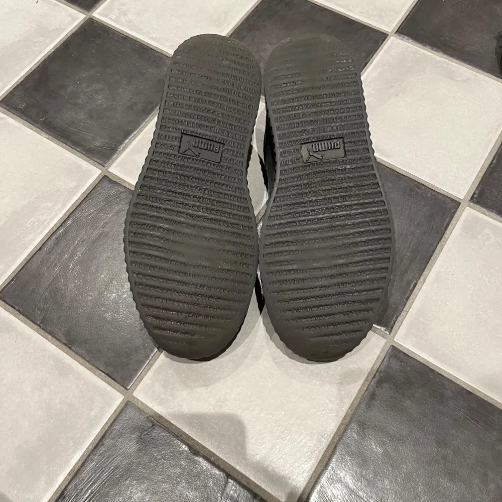 Snygga grå sneakers från Puma i mocka med en robust sula och klassisk snörning. Perfekta för en stilren look med en touch av sportig känsla. Skickas direkt!. Kengät.