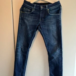 Tiger of Sweden jeans - Snygga blå jeans från Tiger of Sweden med klassisk femficksdesign. Jeansen är i passformen slim och storleken 29W 30L.