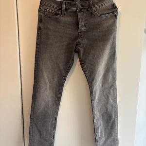 Jack & Jones jeans - Snygga grå jeans från Jack & Jones med en klassisk femficksdesign. Storleken är 29W 30L.