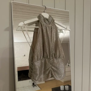 Fest topp  - Säljer denna fina fest toppen med öppen rygg från ginatricot, fint skick🤍