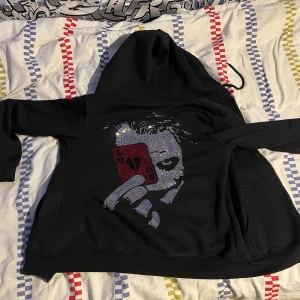 Svart rhinestone zip - Säljer nu min eftertraktade Masteme zip då den blivit för liten. Tröjan har en joker på ryggen i rhinstone samt ”Masteme” på framsidan, även det i rhinestone. Nypris: 899kr