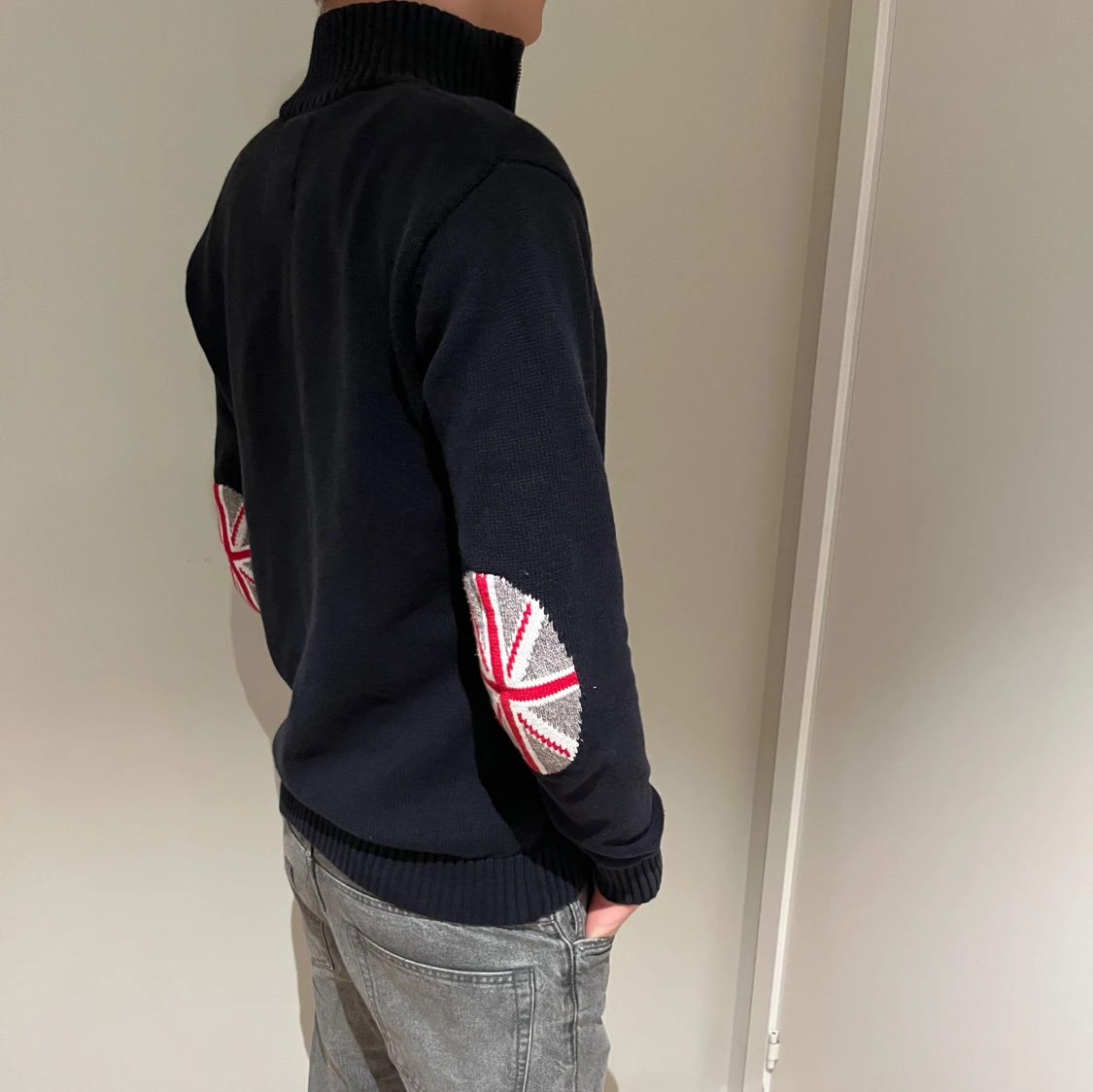 Svart stickad tröja med dragkedja - 1