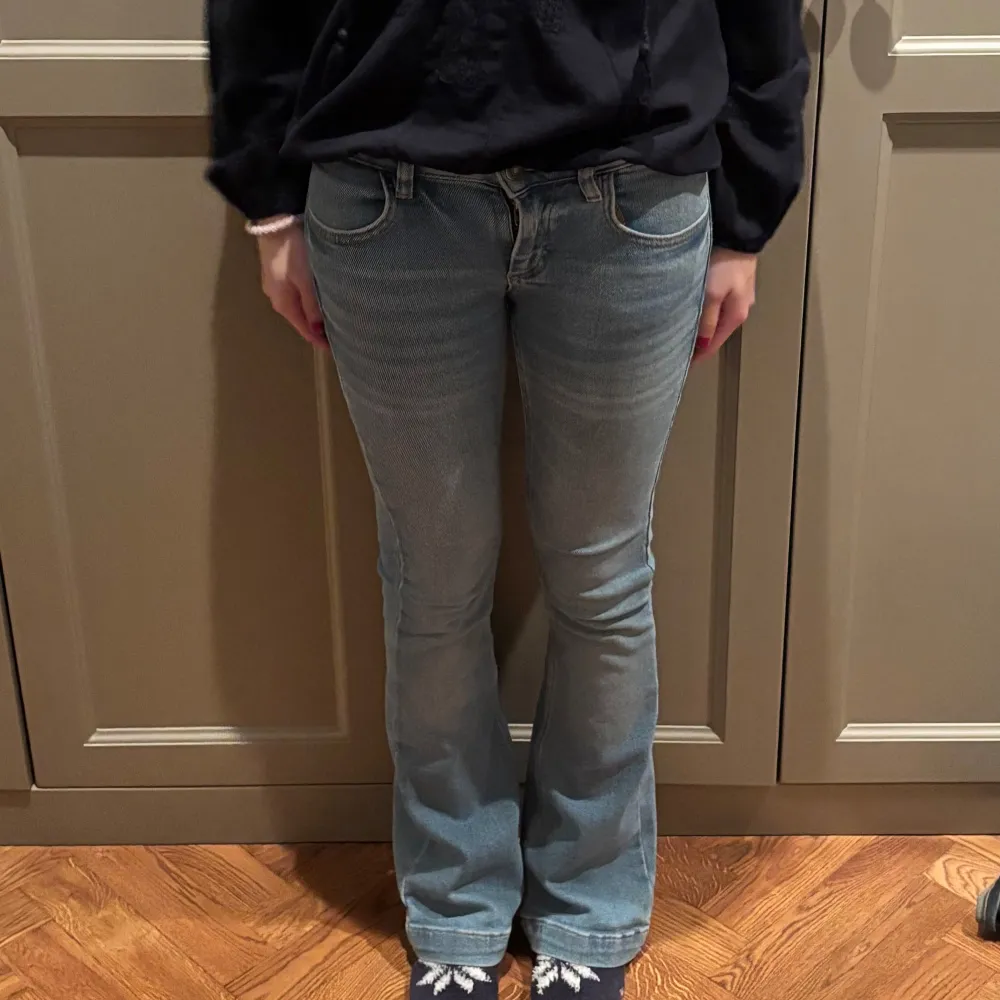 Snygga blå bootcut jeans från Subdued med klassisk femficksdesign. De har en lågmidjad passform och är perfekta för en avslappnad stil. Jeansen har en ljus tvätt och är tillverkade i jeansmaterial.. Farkut & Housut.