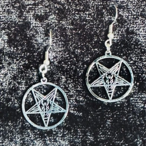 :Ockulta silverörhängen med pentagram och Baphomet Stainless Steel Ockult Wicca Satanic Witchy -  Snygga unika silverfärgade örhängen med pentagramdesign och Baphomet-motiv. Perfekta för dig med en alternativ, gotisk eller ockult stil. Tillverkade i ett enda par av mig, bybasen.  ✔ Lätta och bekväma att bära ✔ Tillverkade i rostfritt stål – tåliga och allergivänliga ✔ Mått: ca 4,5 cm långa, 2,3 cm breda ✔ Oanvända  Jag erbjuder bundlerabatt vid köp av flera varor! 