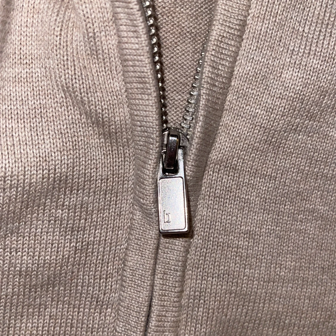 Beige tröja med dragkedja från Bläck - 1