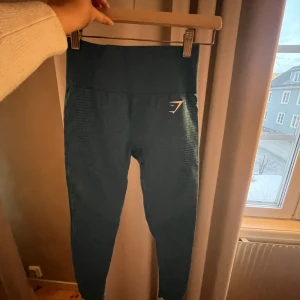 Blå leggings från Gymshark - Snygga blå leggings från Gymshark med hög midja och en tight passform. Perfekta för träning med en stilren design och bekvämt material.