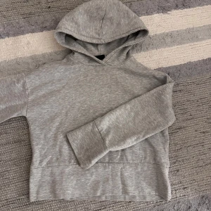 Grå hoodie - Trendig grå hoodie utan muddar! Har knappt använts sen jag köpte den för kanske ett halvår sen!🥰