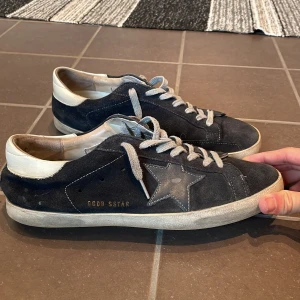 Golden goose skor - Golden goose skor i perfekt skick, inga såvidare skador som är märkvärdigt. Sulan lite skrapad som ni ser på bilden. Men de är inga problem.  box eller dustbag mm. Medföljer inte. Skick 8/10 . Hör av er vid minsta lilla
