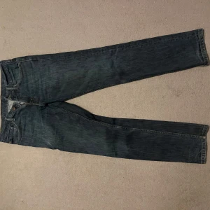 Levi's 511 jeans - Snygga Levis 511 jeans i en klassisk blå färg. De har en straight passform och är tillverkade i slitstarkt denim. Perfekta för en stilren look. Lite använda så man slipper den första stela känslan med jeans 