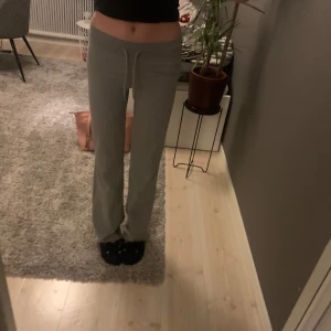 Grå mjukisbyxor med snörning - Säljer ett par super bekväma mjukisbyxor💗Dem är tyvärr lför tight på mig men har en fin passform. Dem är använda och är därför lite noppiga där bak men det syns inte och inget man lägger märke till. 