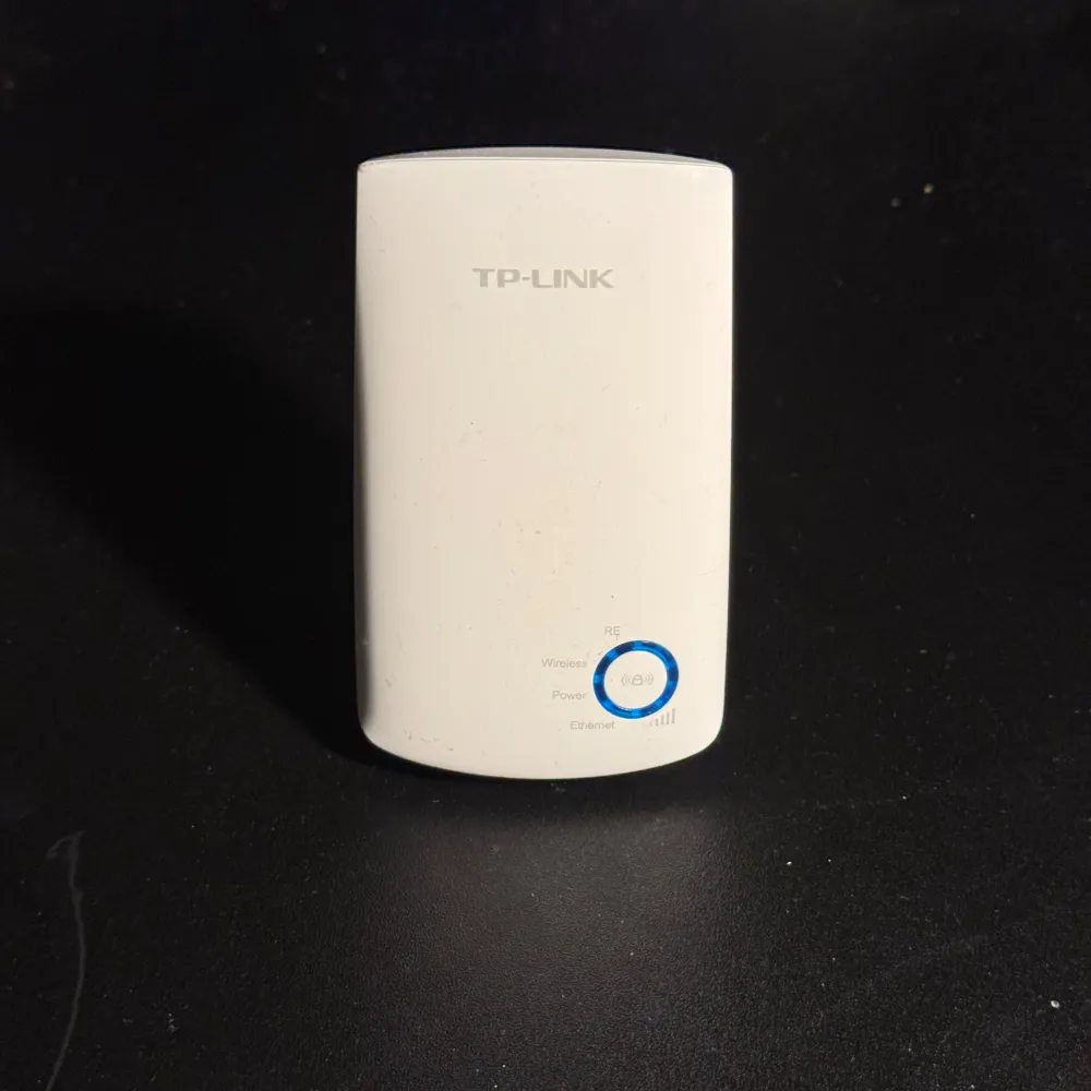 Denna TP-Link WiFi-repeater är en kompakt och effektiv lösning för att utöka ditt trådlösa nätverks räckvidd. Med enkel WPS-knapp-anslutning och inbyggd Ethernet-port kan den både förstärka WiFi-signalen och fungera som en trådbunden accesspunkt. Perfekt för att eliminera döda zoner och förbättra täckningen i hemmet eller på kontoret.. Muu.