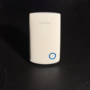 TP-link - Denna TP-Link WiFi-repeater är en kompakt och effektiv lösning för att utöka ditt trådlösa nätverks räckvidd. Med enkel WPS-knapp-anslutning och inbyggd Ethernet-port kan den både förstärka WiFi-signalen och fungera som en trådbunden accesspunkt. Perfekt för att eliminera döda zoner och förbättra täckningen i hemmet eller på kontoret.