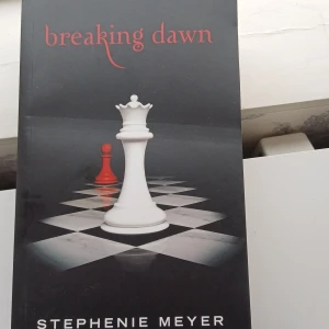 Breaking Dawn - Säljer boken 'Breaking Dawn' av Stephenie Meyer. Det är den spännande avslutningen på Twilight-sagan, där Bella Swan står inför livsavgörande beslut och oväntade händelser. Perfekt för fans av romantiska fantasyberättelser.