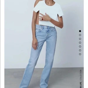 Jeans - Midwaist straight jeans från Zara. Färgen ser lite konstig ut på bilden, de säljs inte längre❤️❤️