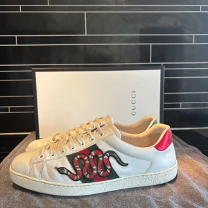 Gucci ace - Säljer dessa Gucci ace från deras hemsidan och kvitto och resterande og finns , skorna är i bra skick 