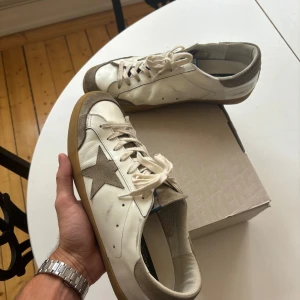 Golden goose  - Golden Goose skor   Skick: 8.5/10 använt skick   Storlek: 44   Kommer med låda, tags, dustbag  osv!  