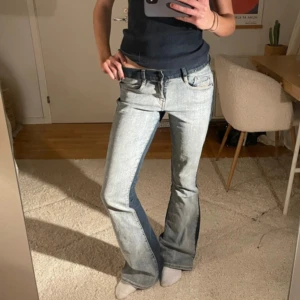 Lågmidjade utsvängda diesel jeans - Så så coola jeans från diesel. Lågmidjade utsvängda, mörkblå bak och ljusblå/grå fram.🥰Något upptrampade bak se sista bild