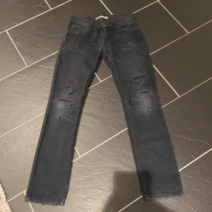 Levis jeans - Levis 511 jeans med slitningar  Skicket är bra 7.5/10  storlek 32/31