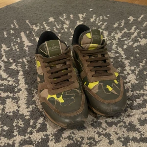 Valentino Rockrunners - Säljer för tröttnat på dem, storlek 42, sitter lite större. Perfekt vårskor som kan matcha med nästan allt. Priset är inte hugget i sten. Skriv till mig om ni har frågor!