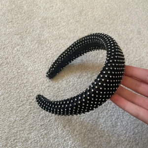 Svart diadem med strass - Brett svart diadem dekorerat med strass från & Other Stories 💖💖 använd ett par gånger endast så jättefint skick!! 