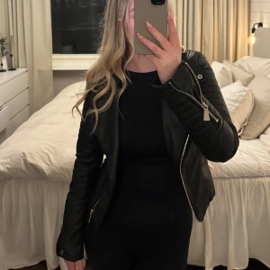 Svart skinnjacka  - Svart skinnjacka i väldigt bra skick, använd fåtal gånger. Passar xs/xxs.