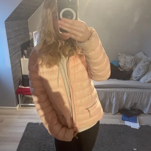Rosa dunjacka från Havana - Säljer en snygg rosa dunjacka från Havana. Jackan har en dragkedja framtill och två praktiska fickor med dragkedja. Perfekt för nu i vår och ger en stilren look. 🧥✨Den är nr använd då den hängt i en garderob i några år. Jätte fin för en liten elegant outfit. Den har lite smuts på men de löser jag såklart innan varan fraktas. De är storlek M men passar mig som vanligtvis har storlek xs. Den säljs inte längre så passa på🤗❤️