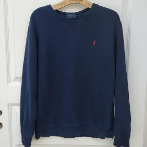 Mörkblå tröja från Ralph Lauren - Säljer en klassisk marinblå sweatshirt från Ralph Lauren. Stl 18-20, sitter ungefär som en vuxen S. Något tvättpåverkad, säljer därför till superpris! Fråga gärna om mått etc ✨