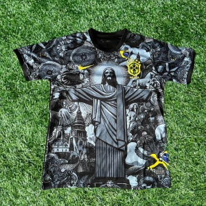 Brasil svart fotbollströja Nike - Unik svart Brasil-fotbollströja från Nike med jesusstaty på. Inga tecken på defekter eller användning.