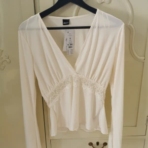 Oanvänd vit tie top från Gina - Toppen är oanvänd med prislapp kvar. Orginal pris 299