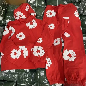 Röd hoodie från Denim Tears x DSM - Röd hoodie från Denim Tears. Helt nyskick (oanvänt) pris kan diskuteras (50 kr rabatt vid like och 100 kr vid både like och följare) tveka inte med att skriva