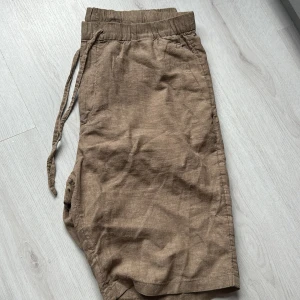 Linneshorts  - Oanvända bruna linneshorts