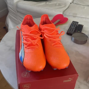 Puma Ultra Ultimate fotbollsskor - Säljer dessa Puma skorna som jag aldrig har använt. Storlek EU 42, UK 8. Dessa skor är väldigt svåra att få tag på. Nypris ca 2500kr, säljer nu för 1000kr!
