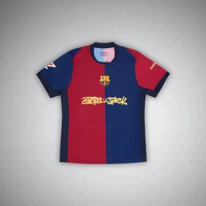 FC Barcelona x Cactus Jack fotbollströja - Snygg FC Barcelona fotbollströja i samarbete med Cactus Jack. Tröjan har klassiska blå och röda paneler, klubbmärke på bröstet och gul Cactus Jack-tryck framtill. Korta ärmar, rund hals och detaljer i gult på ärmar och rygg. Perfekt för dig som vill sticka ut på planen.