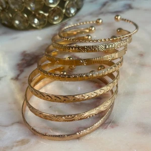 Guld armband nya set 7 stycken - Helt nya fina armband ett set på 7st, justerbara i guldfärgad metall.