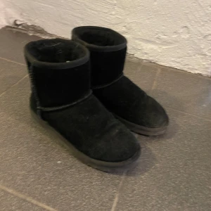 Svarta boots från Rugged Gear i mocka❤️ - ”Uggs” i storlek 37💗 Säljer då de har blivit för små, perfekta för höst och vintern💗💗.                          !Tvättas om behöves!