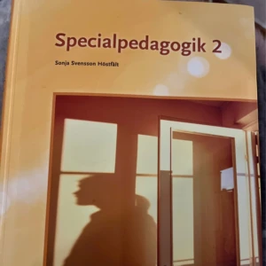 Specialpedagogik 2 - Specialpedagogik 2 ger dig fördjupad kunskap om specialpedagogik, med fokus på barnperspektiv, värdegrund och etiska dilemman. Perfekt för dig som pluggar vård, omsorg eller barn- och fritidsprogrammet och vill förstå mer om inkludering och stöd i olika verksamheter.
