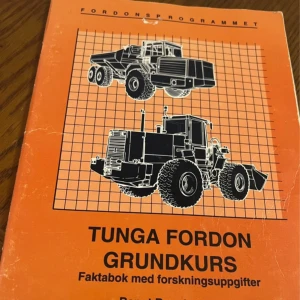 Tunga Fordon Grundkurs: Faktabok med forskningsuppgifter - Perfekt för dig som vill lära dig allt om tunga fordon! Boken täcker lastbilar, maskiner och truckar, med fakta, instruktioner och forskningsuppgifter. Passar både blivande mekaniker och teknikintresserade unga vuxna.