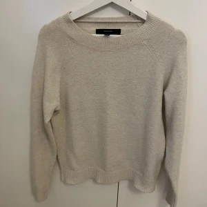 Beige stickad tröja från veromoda  - Mysig beige stickad tröja från veromoda med rund halsringning. Perfekt för lager-på-lager och enkel att matcha med jeans eller kjol. Långärmad och i mjukt material som känns skönt mot huden. Den är lite nopprig.