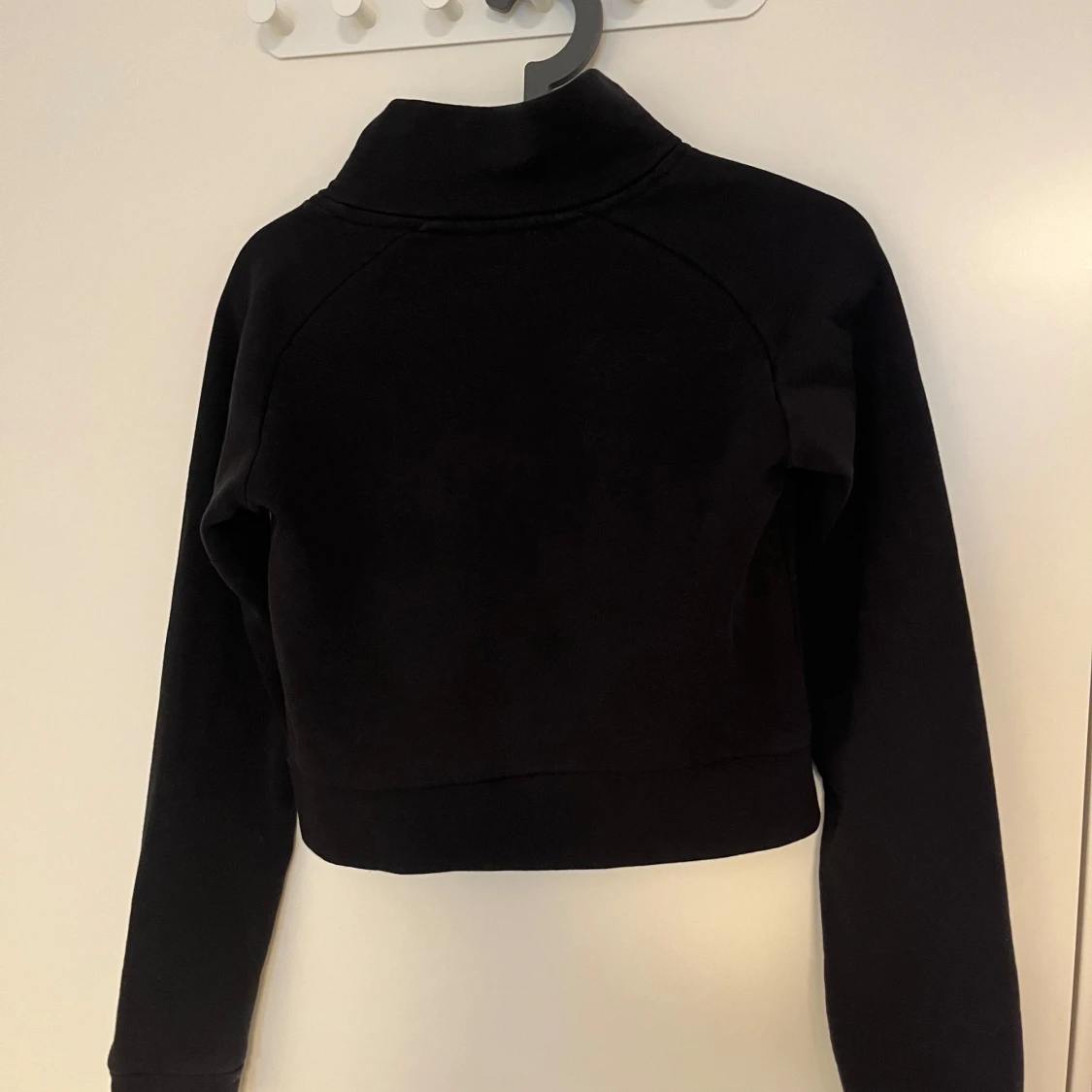 Svart croppad tröja MM Sports XS - 1