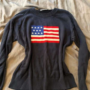 Mörkblå tröja från kidsbrandstore - Säljer min jätte fina tröja från kidsbrandstore pågrund av att den inte används längre❤️ använt högst 5 gången bara🤗 orginal pris 500kr