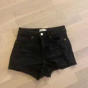 Svarta jeansshorts från H&M - Svarta jeansshorts från H&M, 36