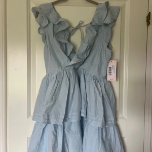 Ljusblå volangklänning från Nelly - Säljer denna super fina blåa klänningen från Nelly! Endast testad 1 gång så aldrig använd  och har kvar alla lappar. Nypris 499:kr mitt pris 385:kr 