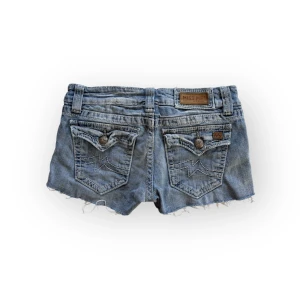 Miss Me jeansshorts med rå kant - Snygga blå jeansshorts från Miss Me med slitna detaljer och råa kanter (avklippta) Storlek W28 passar S, midjemått 37 💕