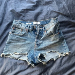 Blå jeansshorts från mango  - Snygga blå jeansshorts från MNG Denim, modell Hailey. Storlek 32. Säljer pga att jag inte använder längre. Pris kan diskuteras!