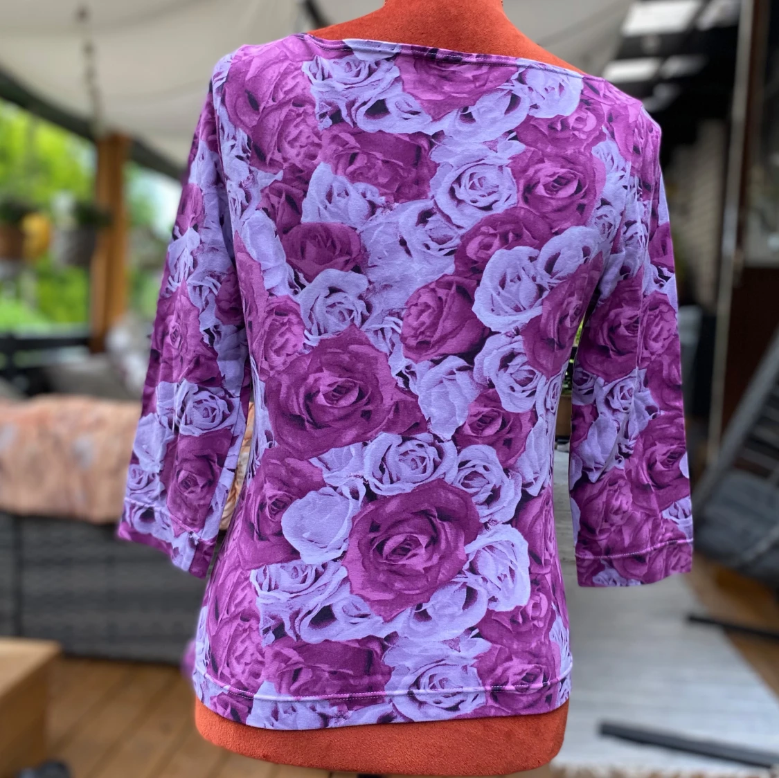 Blommig topp med lila rosor - 2