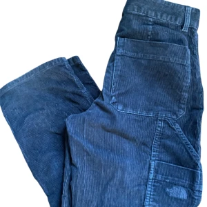 Blå baggy karpenter manchesterbyxor från North Face - Säljer mina north face byxor för dom passar inte längre men dom är väldigt fina tycker jag. Byborna är i ett mansester  material och är baggy storlek är typ s/m det står 6 men vet inte va det betyder det är tjej byxor men jag har haft dom som kille och man märker inte det så skulle säga unisex på dom. Köpte dom i Åre för 1400kr på Åre skit sport några år sen men har inte haft på mig dom så mycket darför jag säjer dom för 500kr om du har nårgra frågor tveka inte på att kontakta mig 🙂🙂‍↕️