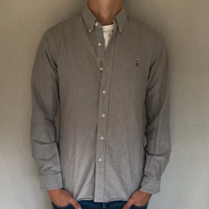 Ralph lauren skjorta - Populär skjorta från Ralph lauren i fint skick | Storlek M i Slimfit | Jag är 185 cm och väger 75 kg | Skickar oftast samma eller nästa dag | Spana in mina andra annonser för fler schyssta plagg!