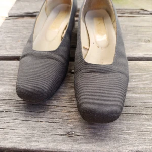 Svarta ballerinaskor från Sandra - Klassiska svarta ballerinaskor från Sandra med låg klack och fyrkantig tå. Skorna har en stilren, minimalistisk look. Perfekta för dig som gillar enkel och tidlös stil. Begagnad skick, se bilder.