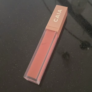 CAIA Liquid Lipstick Luv Puppie - Flytande läppstift från CAIA i nyansen Luv Puppie. Använt ca 3 gånger. Slutsåld på Caias hemsida.