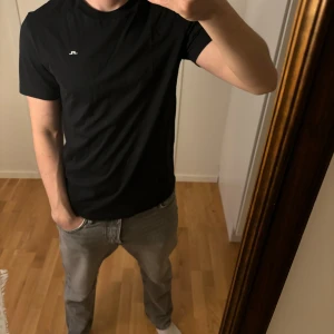 Svart t-shirt från J.Lindeberg - Svart t-shirt från J.Lindeberg, lite stor i storleken skulle jag säga. Detta är S och jag är 182